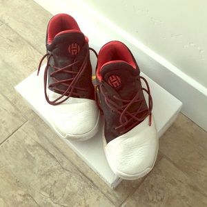Basketball shoes